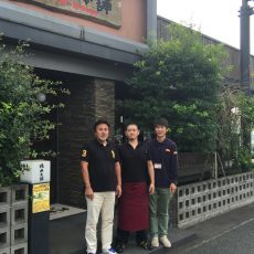 店頭　本人上司(左から社長、大里さん、明店長）