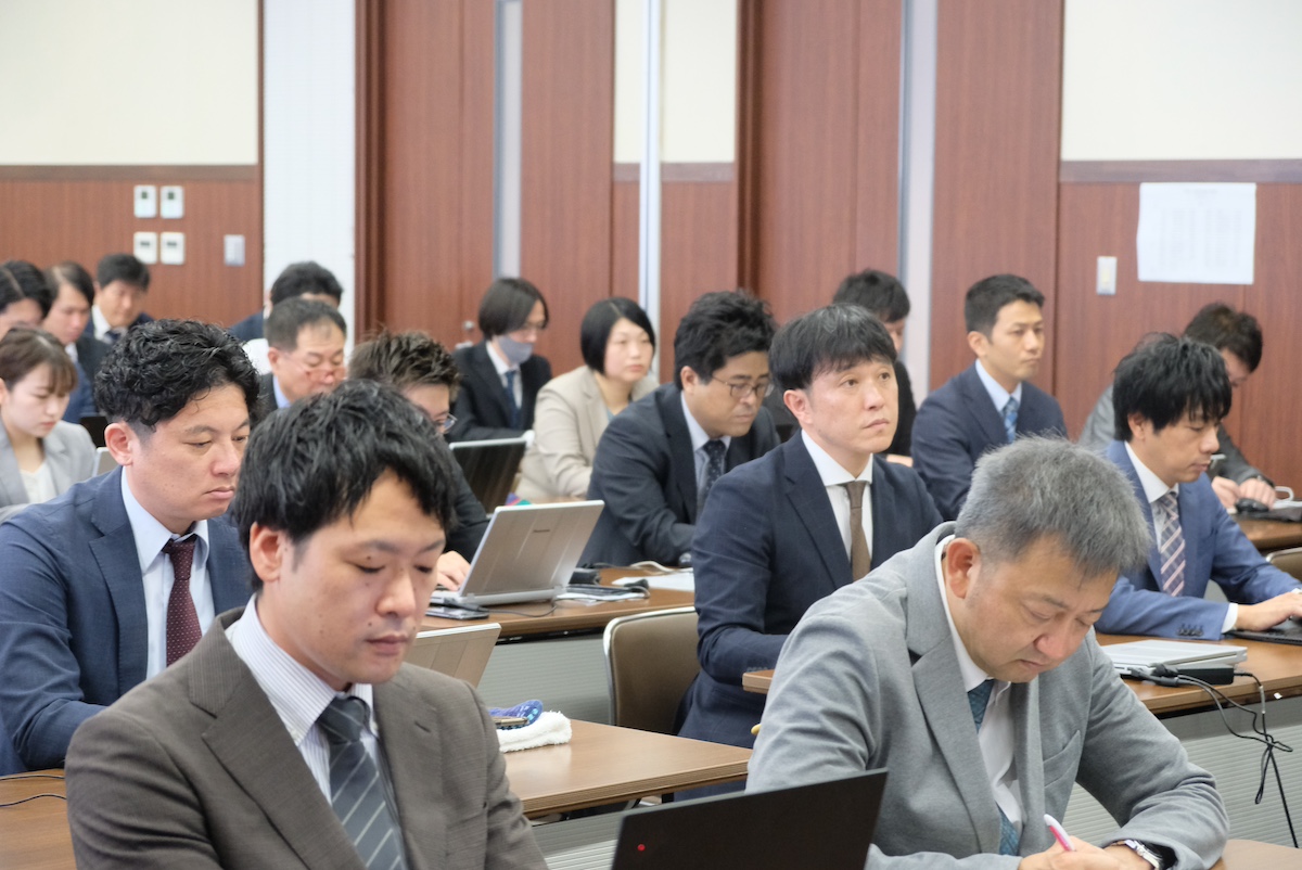 社長の話を聞く店長達