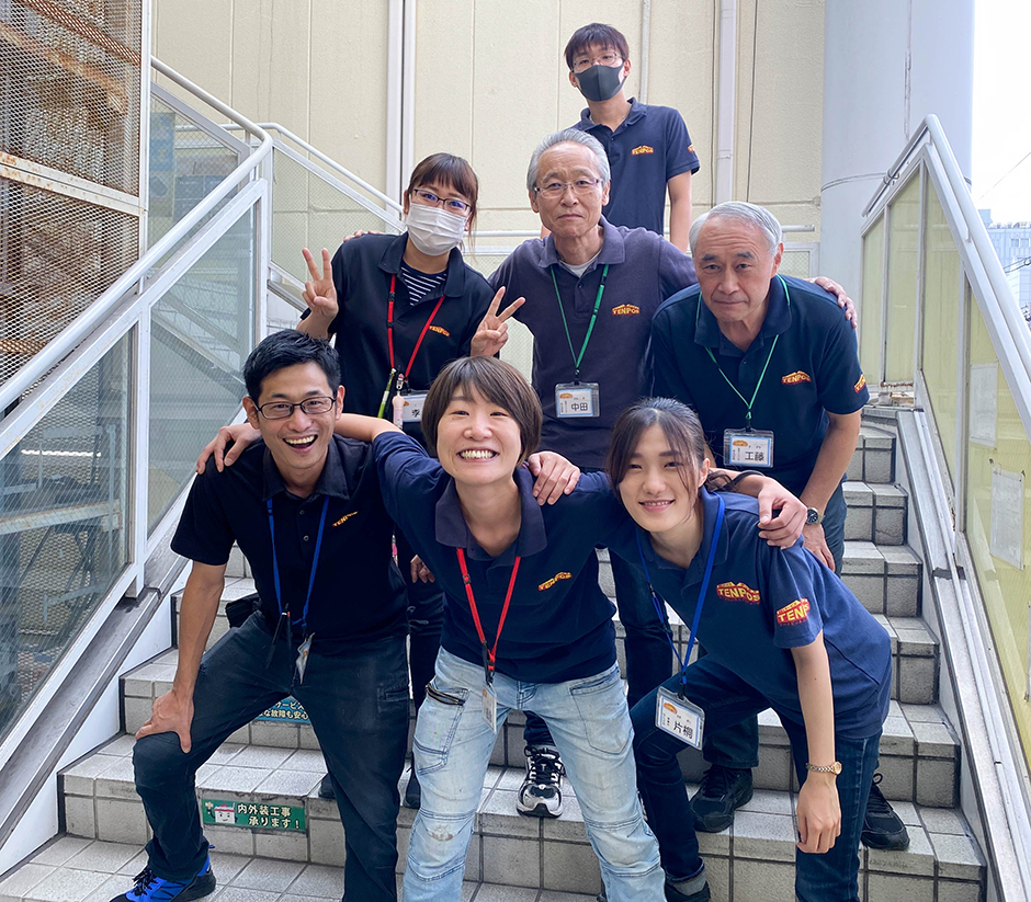 なんば店の仲間。前列中央が松永店長